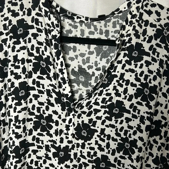 ILANCO NWT black & white abstract floral,  v neck , tie strap cuffs, hi low - Picture 11 of 14
